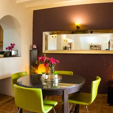 Ferienhaus Idyllic Townhouse In Old Town